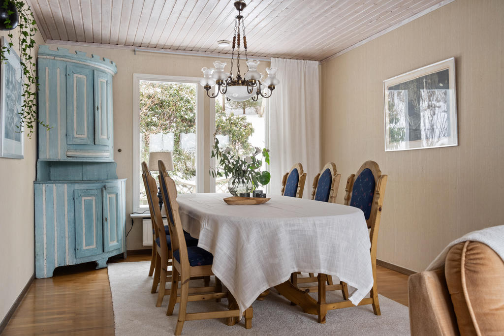 Matsal ligger i vinkel med vardagsrummet.