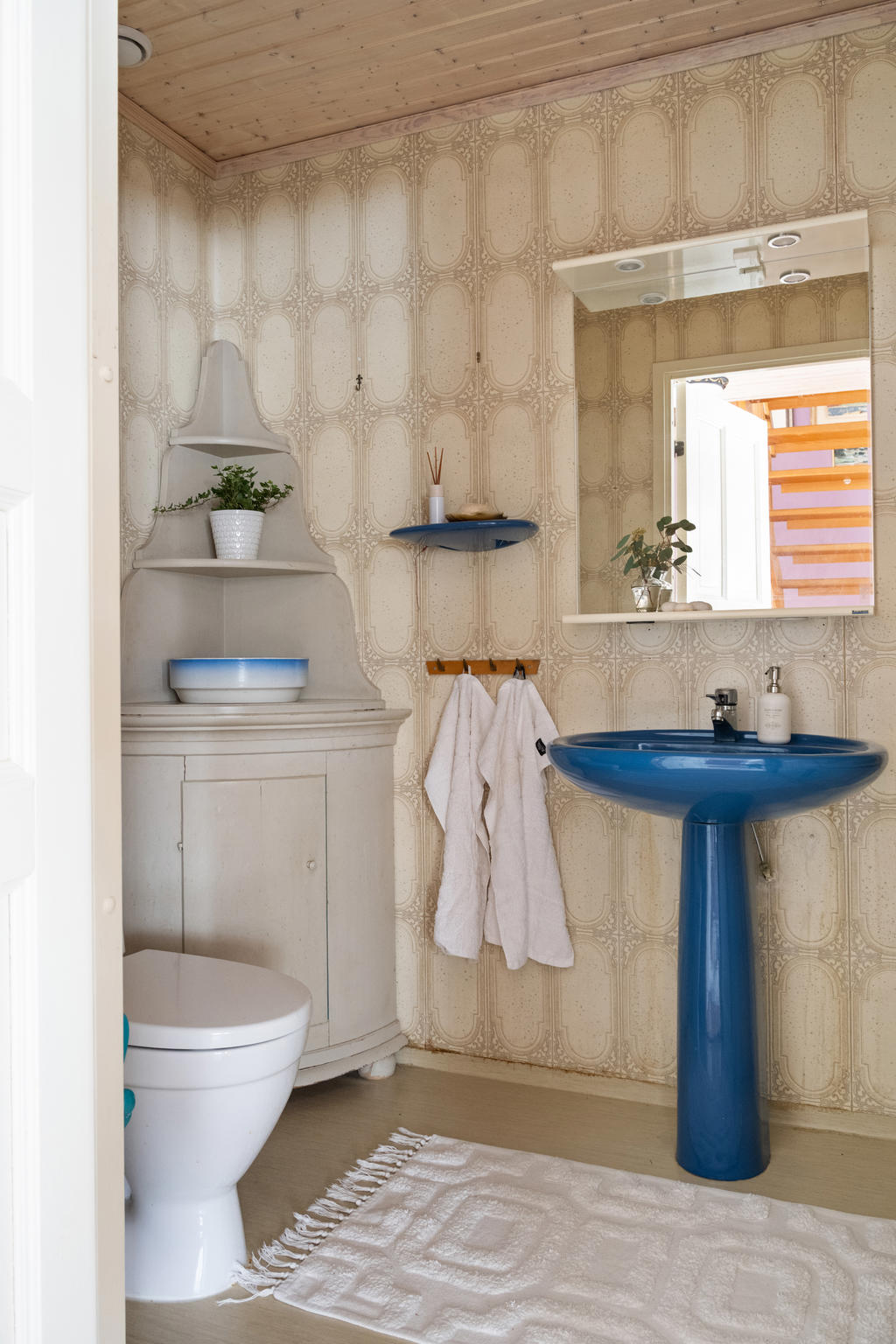 Gästtoalett i anslutning till entréhallen.