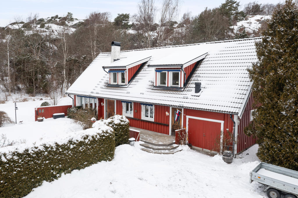 Stort vidbyggt garage med riktigt högt i tak.