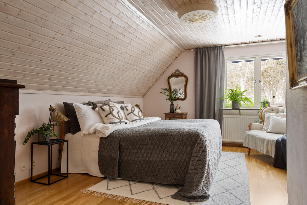 Stort sovrum med intilliggande klädkammare/förråd.