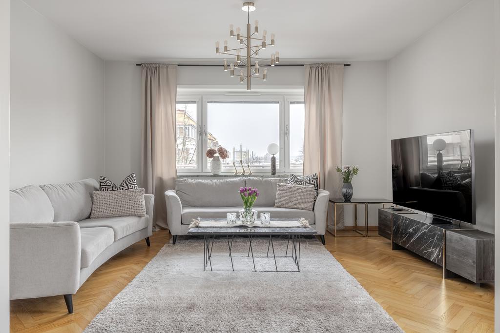 Vardagsrum med bra ljusinsläpp och utgång till balkongens balkong.