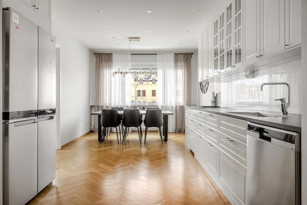 Rymligt och ljust kök.