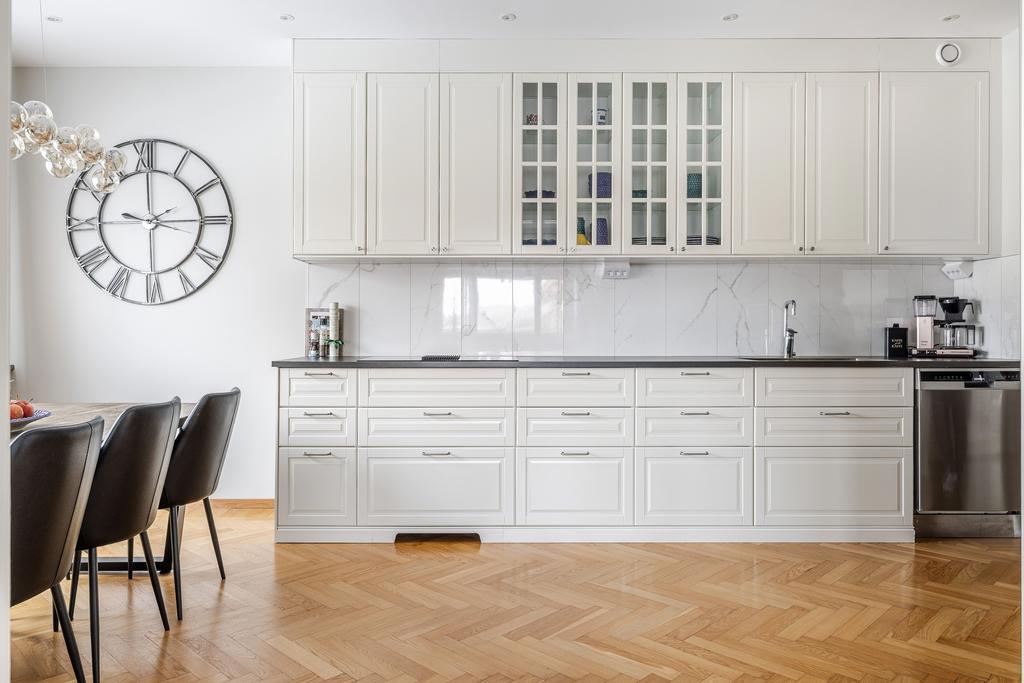 Kök med gott om arbetsyta och fina materialval.