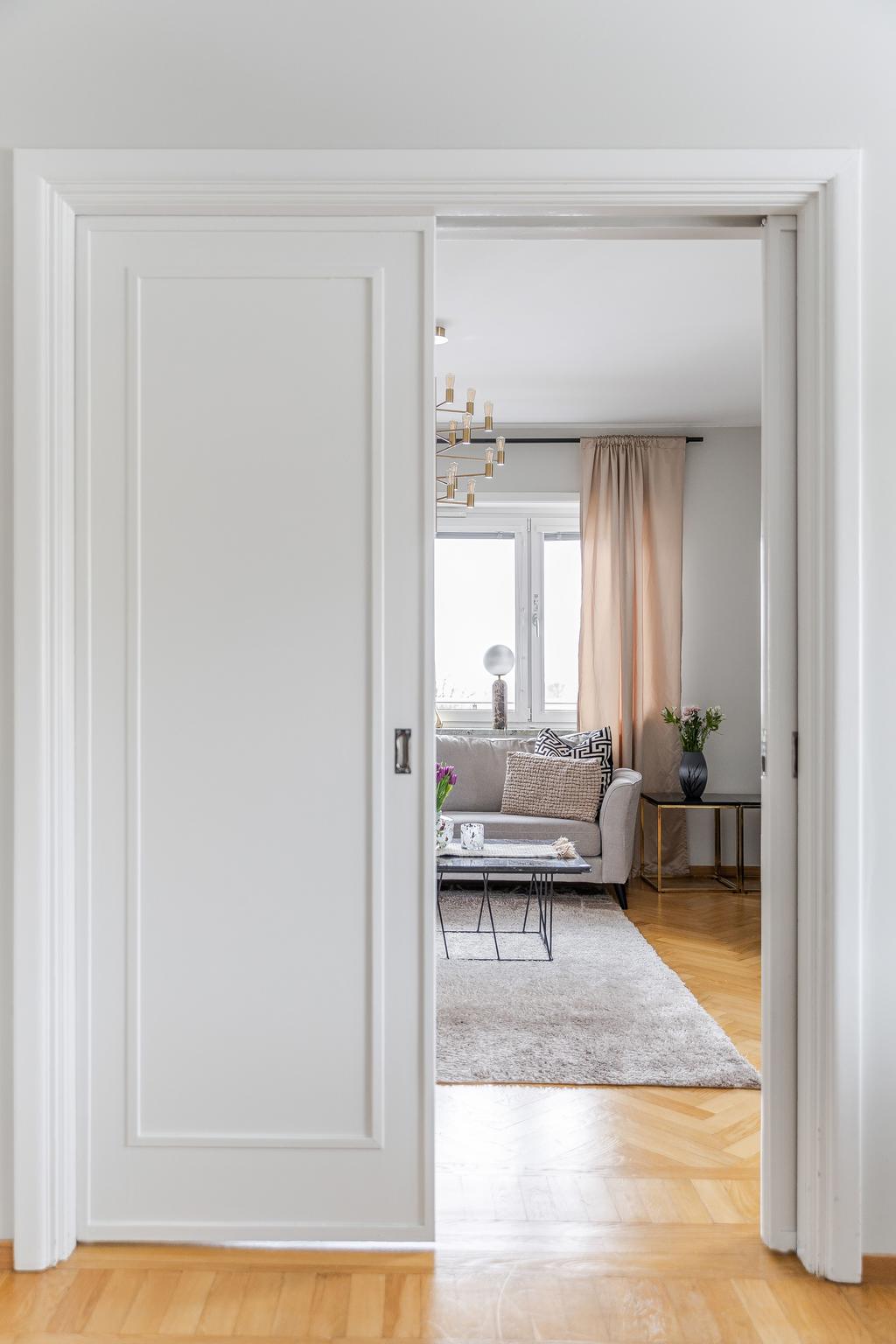 fina skjutdörrar som speglar huset.