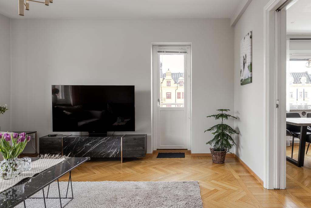 Vardagsrum med utgång till hörnbalkongen.