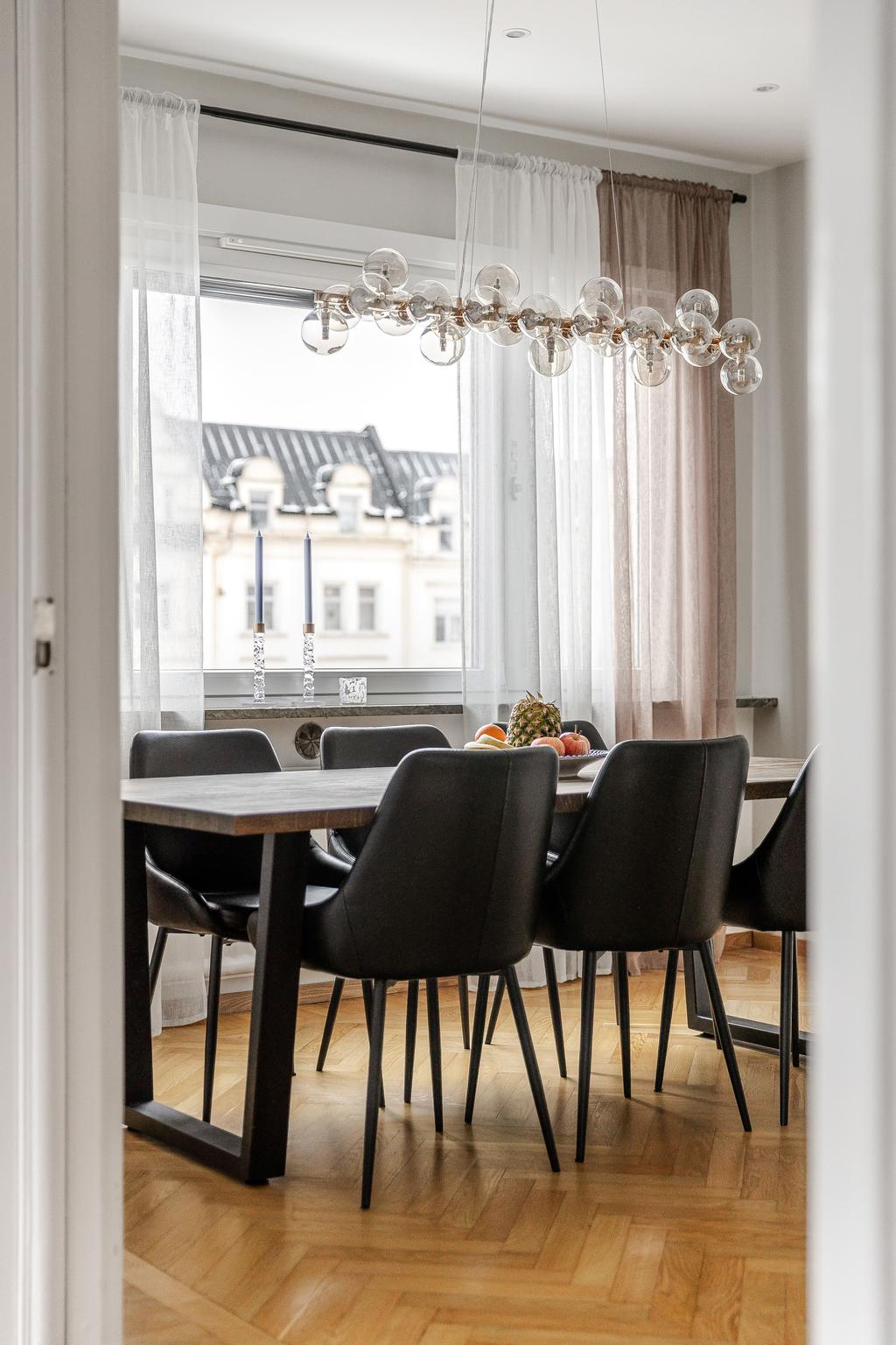 Plats för stor matgrupp i köket.