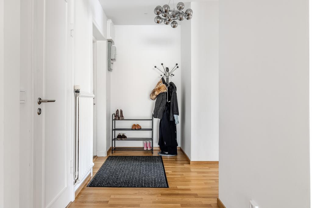 Rymlig hall som binder ihop bostadens alla ytor.