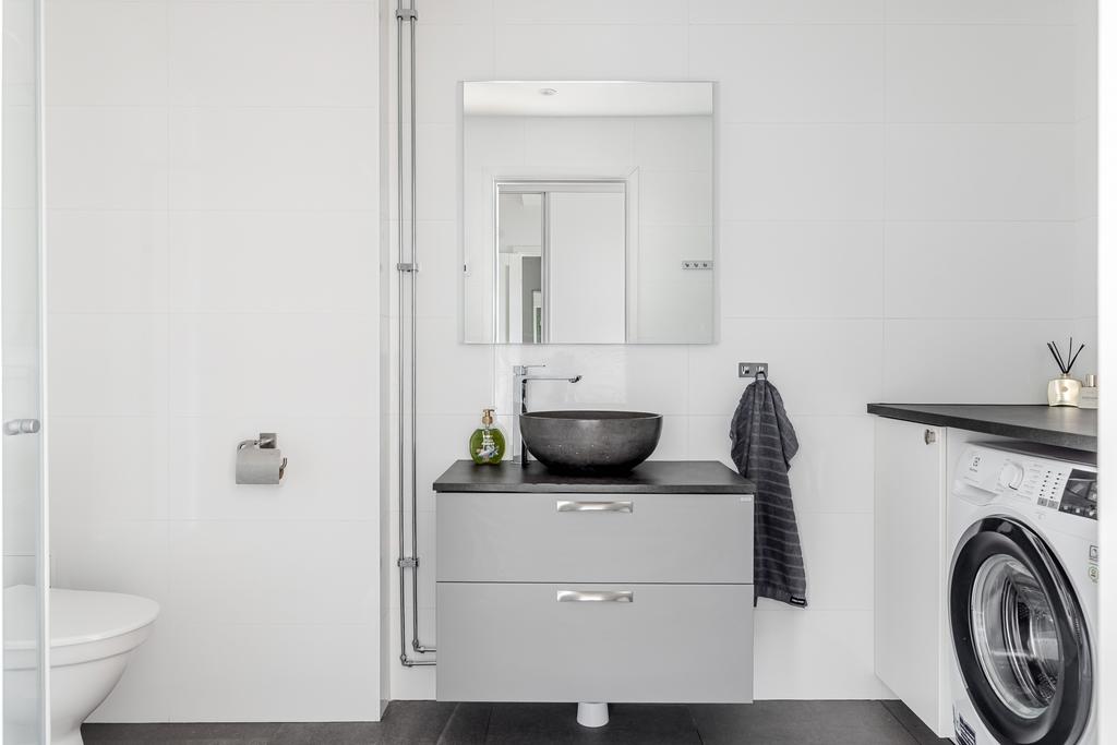 Duschrum med tvättmaskin och torktumlare.