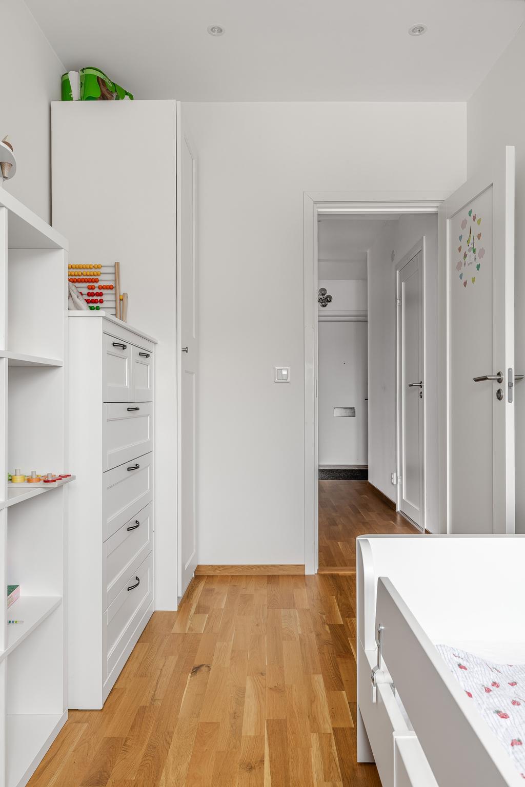 Sovrum och inre hall.