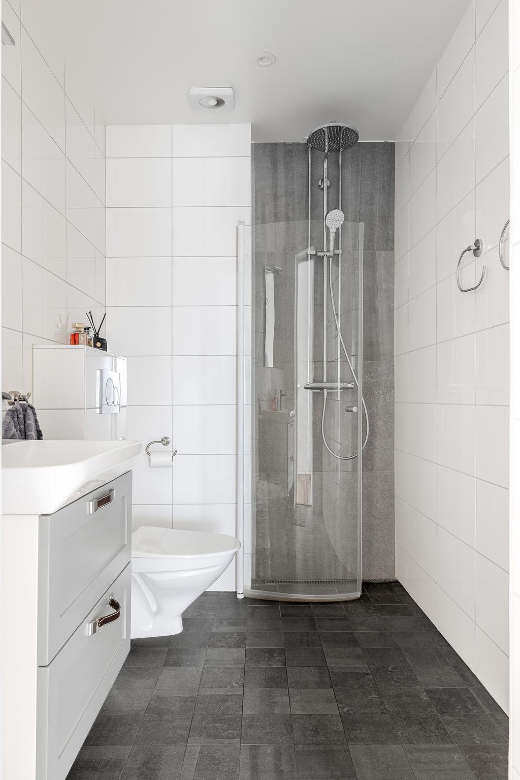 Bostadens andra duschrum.