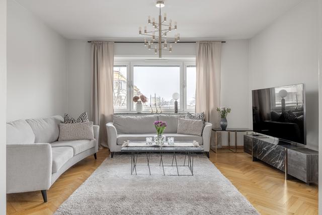 Vardagsrum med bra ljusinsläpp och utgång till balkongens balkong.