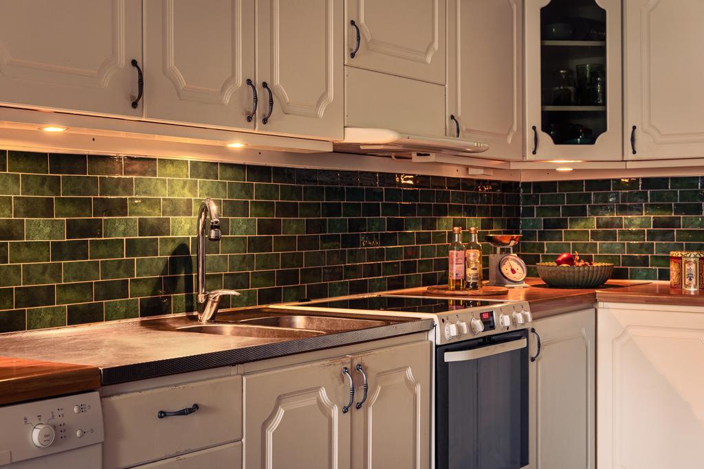 Detaljbild från köket med klassiskt kakel ovan arbetsbänk.