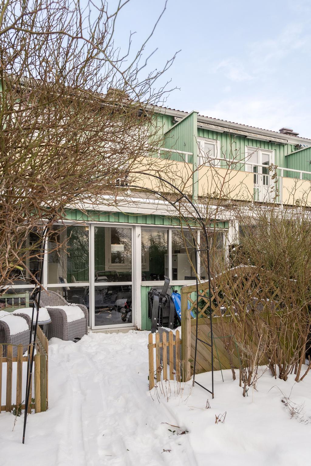 Exteriör vy från gårdssidan.