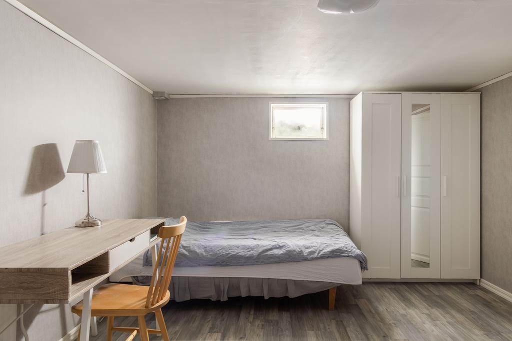 Gillestuga med plats för dubbelsäng och förvaring.