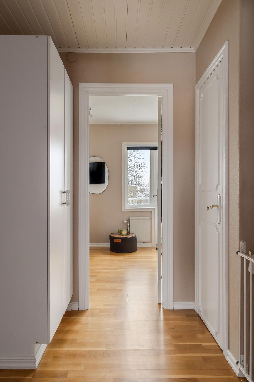 Övre hall som binder samman sovrum och badrum.