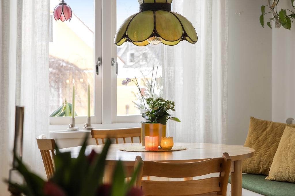 Matplats med utblick mot grönska.