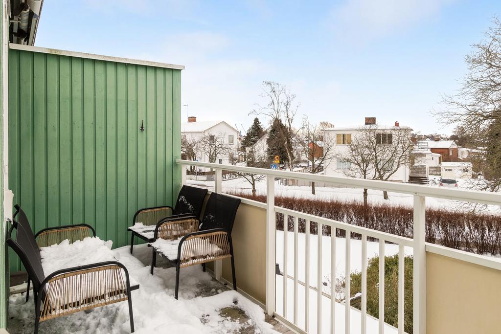 Balkong med plats för utemöbler.