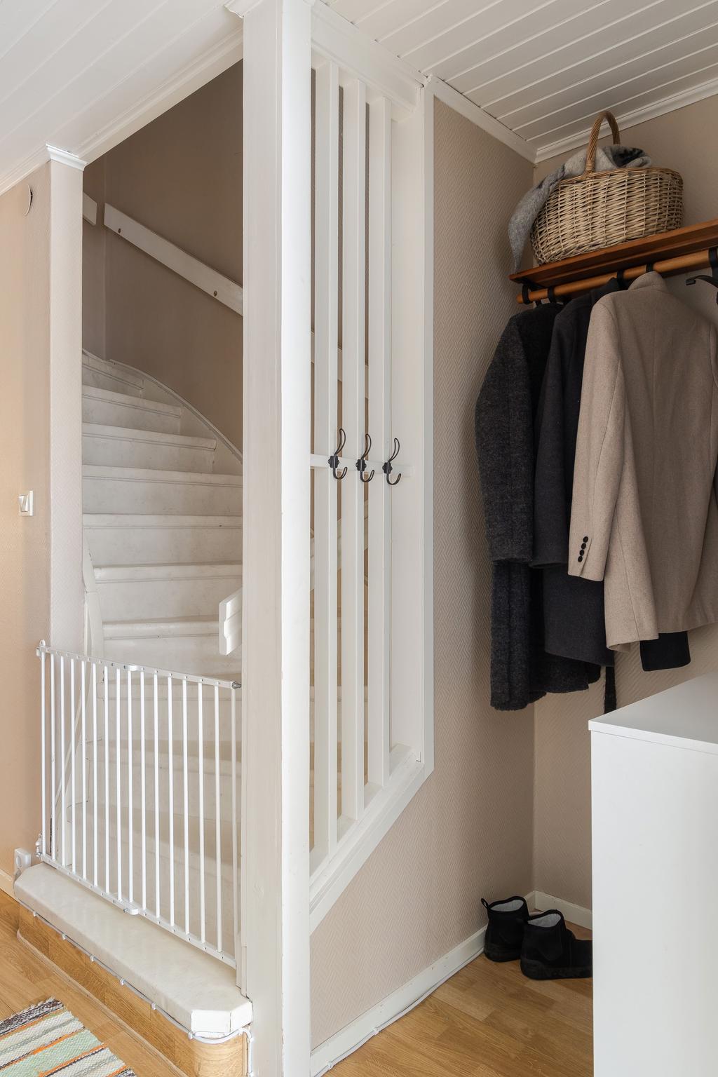 Hall med förvaring och trappa till övre plan.