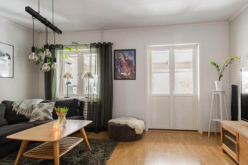 Vardagsrum med plats för större soffgrupp och utgång till uterum.