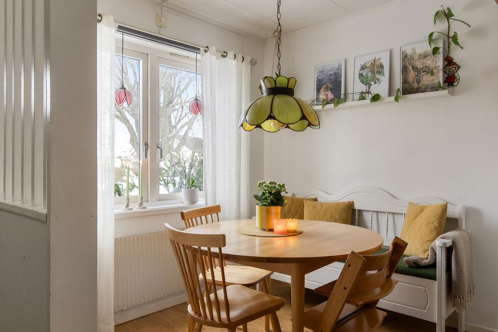Matplats med fönster som ger fint ljusinsläpp.