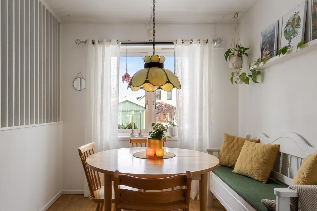 Trivsam matplats i anslutning till kök.