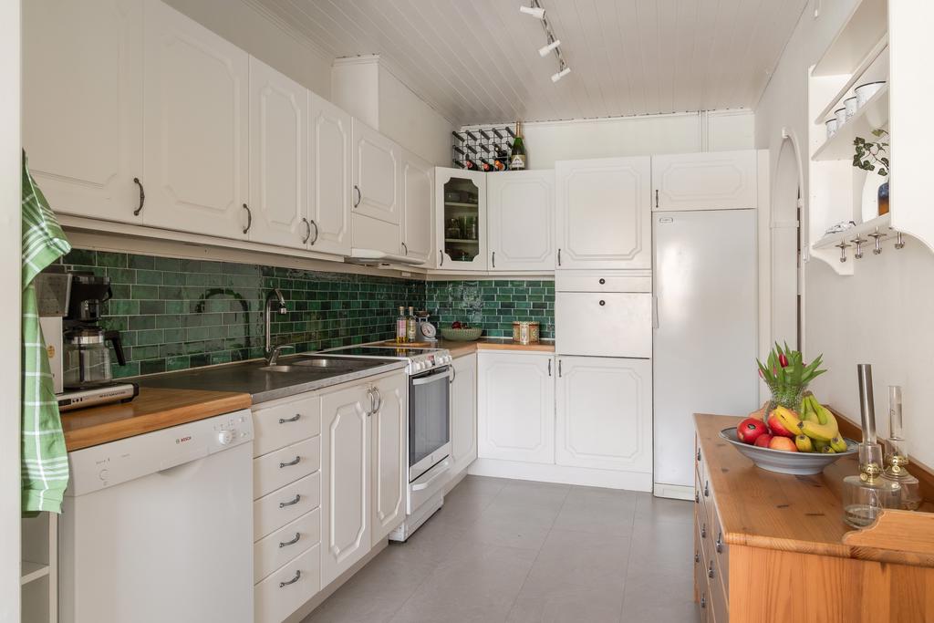 Kök med gott om förvaring och arbetsytor.