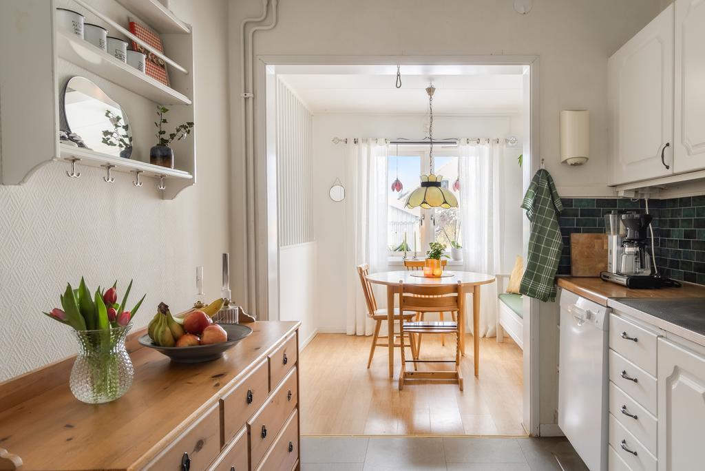 Vy genom kök mot matplats som visar den öppna känslan.