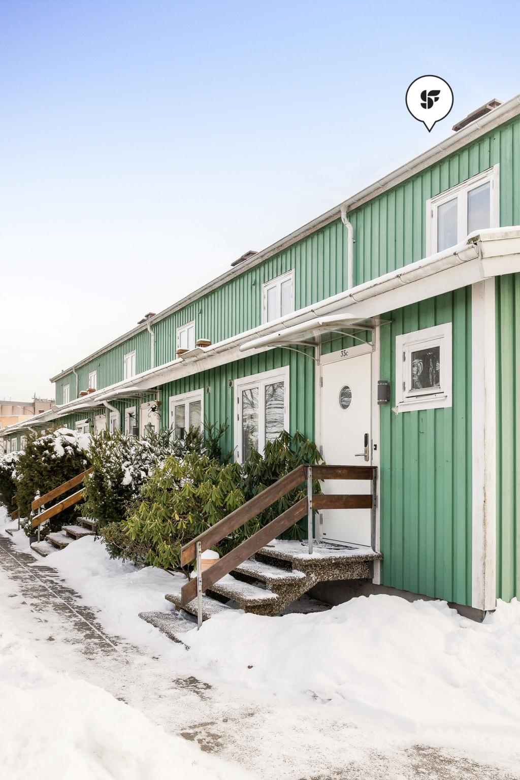 Framsida med radhuskänsla och lugnt läge i området.