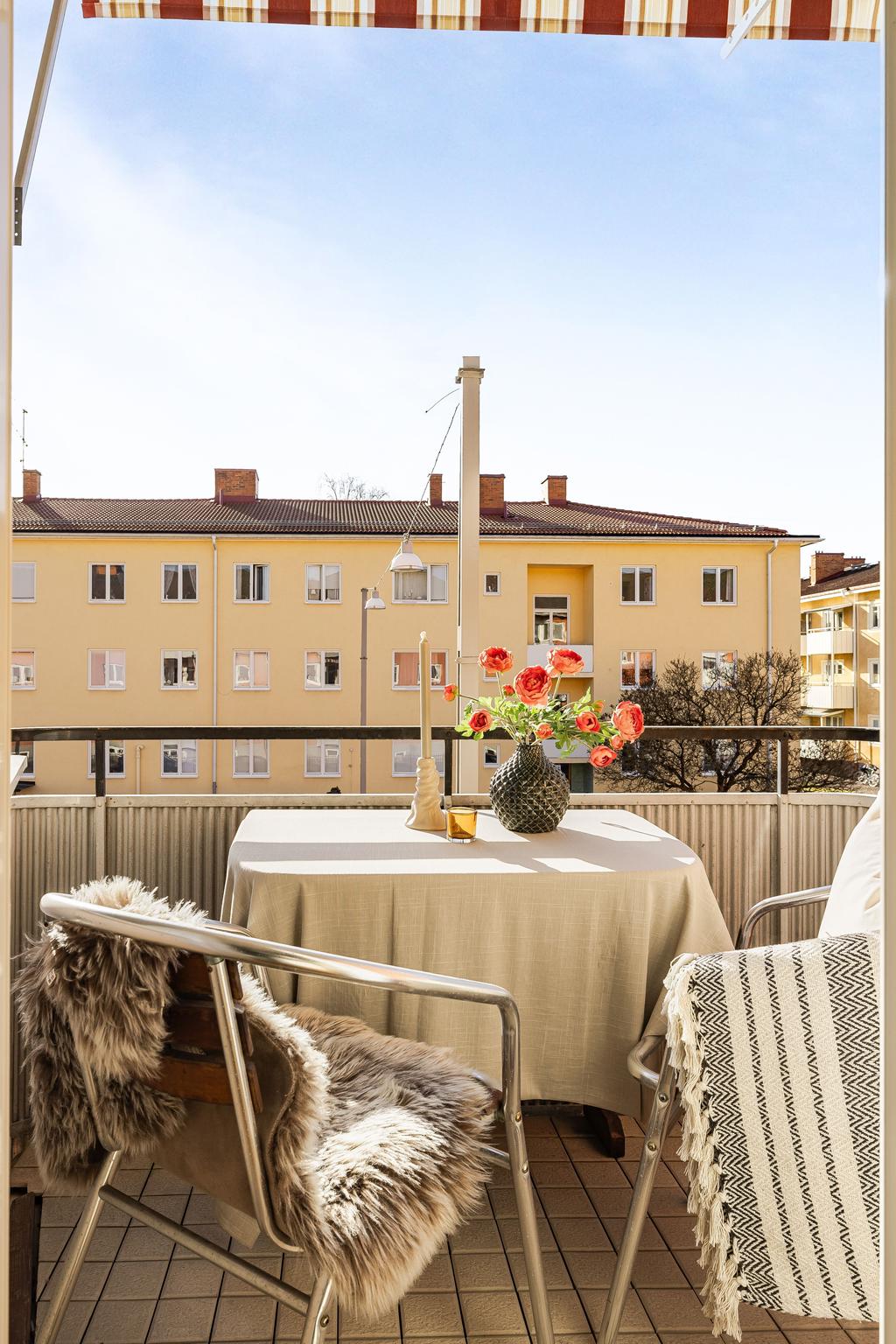 Två balkonger i fritt västerläge.