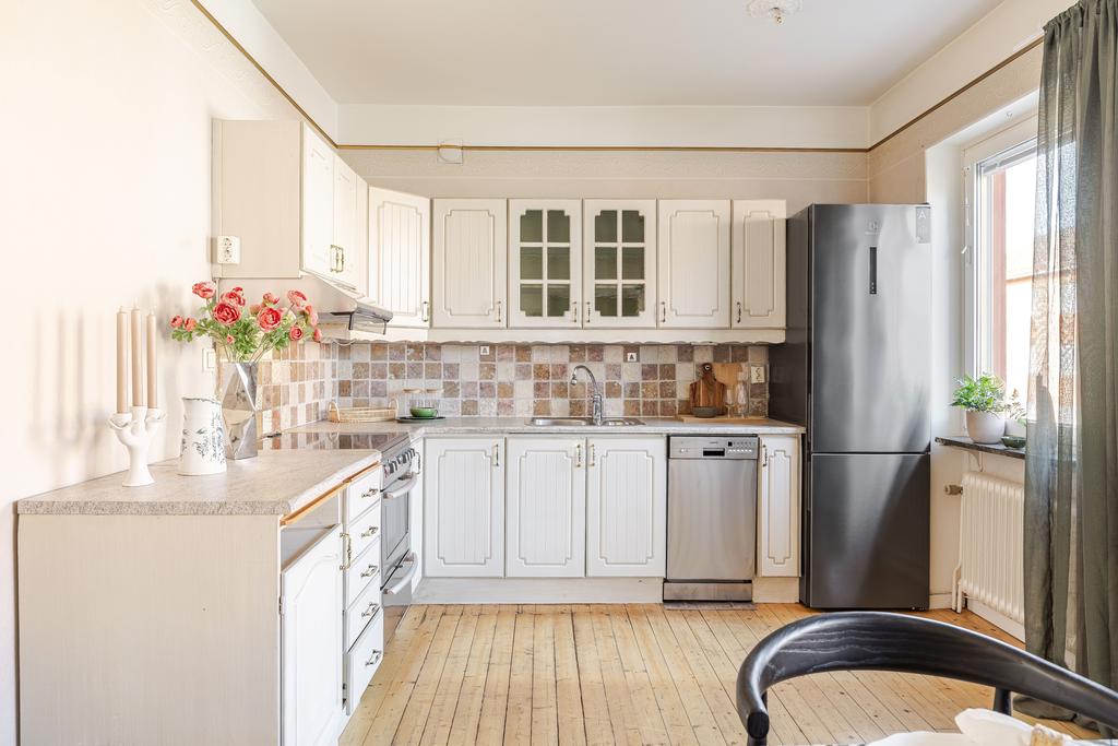 Kök med generösa arbetsytor. Klassiskt trägolv. 