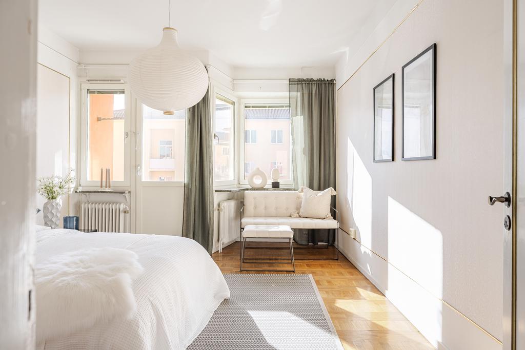 Stor sovrum (tidigare vardagsrum) med utgång till lägenhetens andra balkong. 