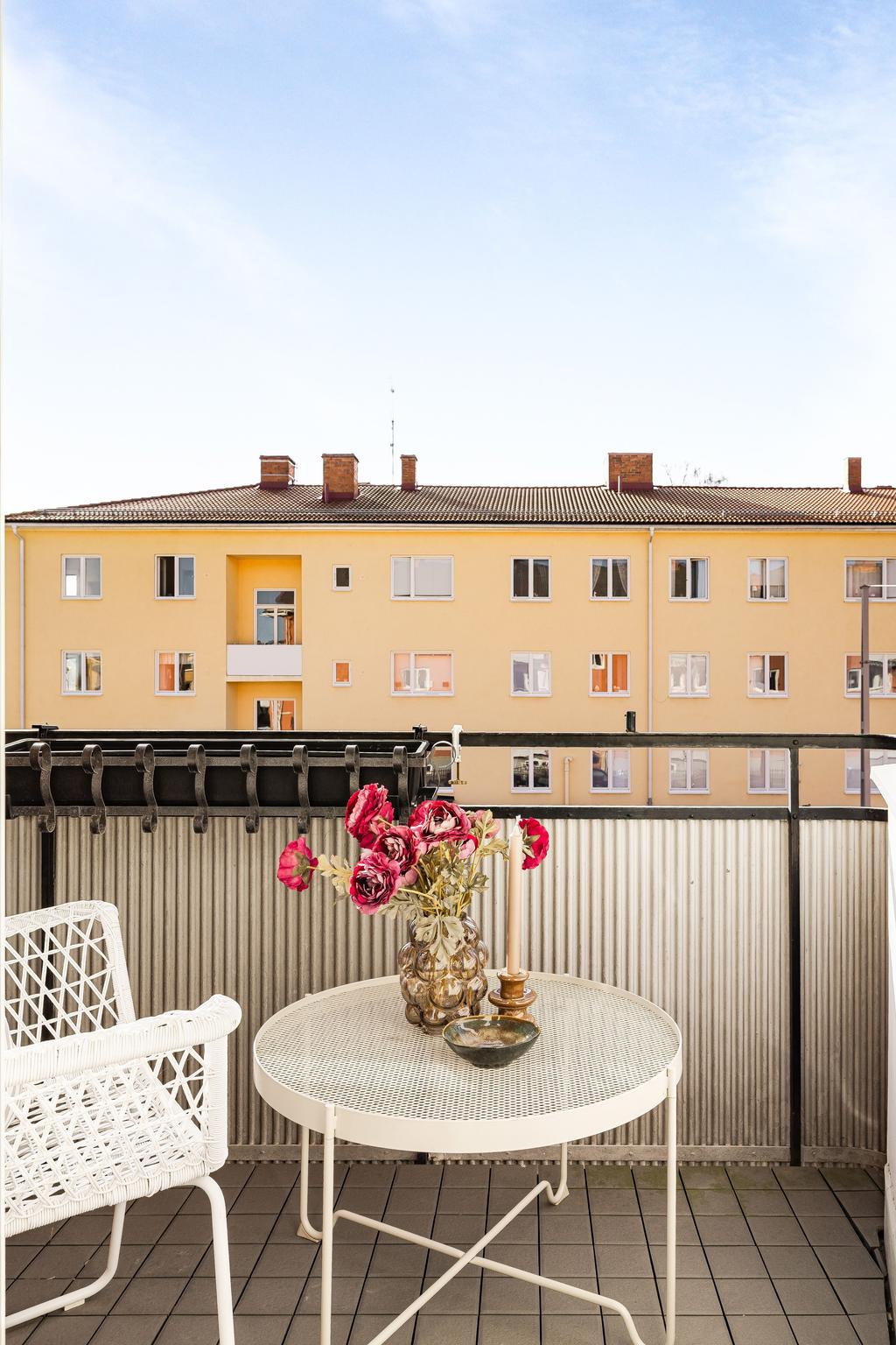 Fritt och soligt läge i eftertraktade Klingsberg. 