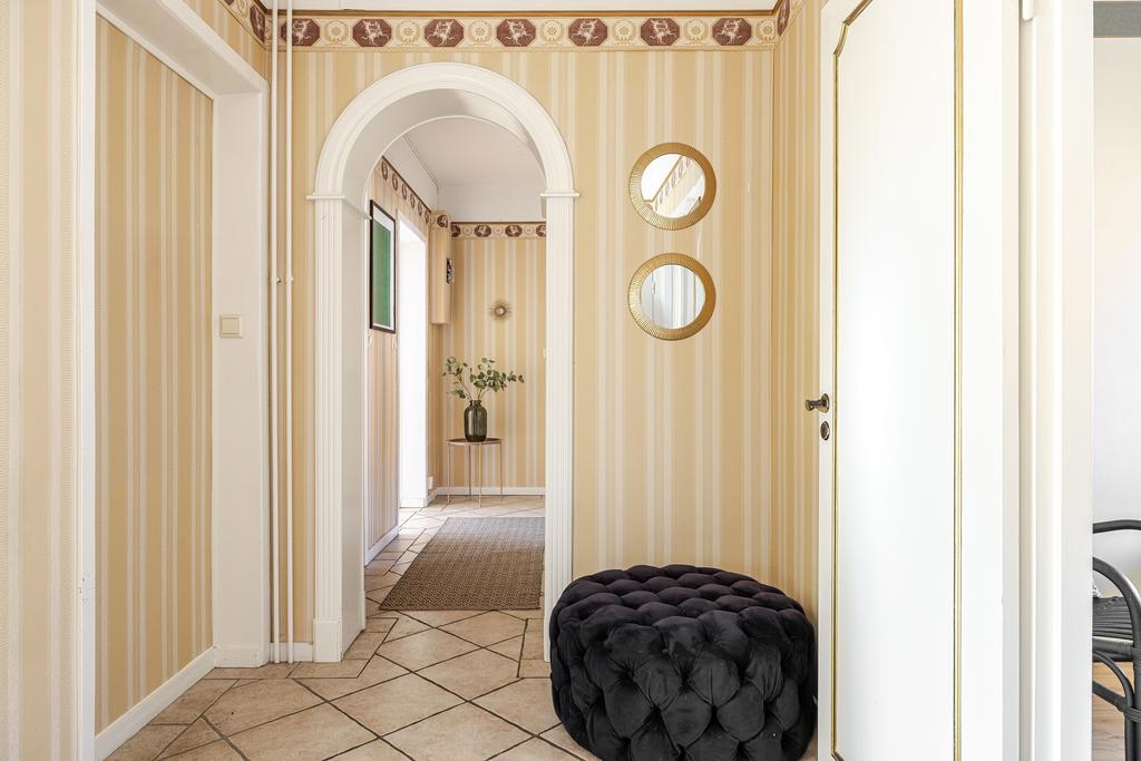 Hall med klinkergolv. 