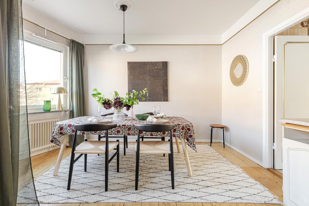 Stort kök med ljus och trevlig matplats. 