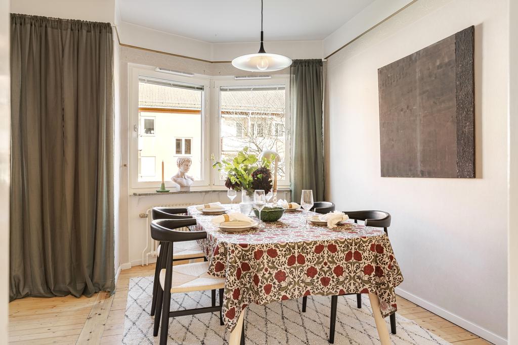 Fint burspråk vid matplatsen. 