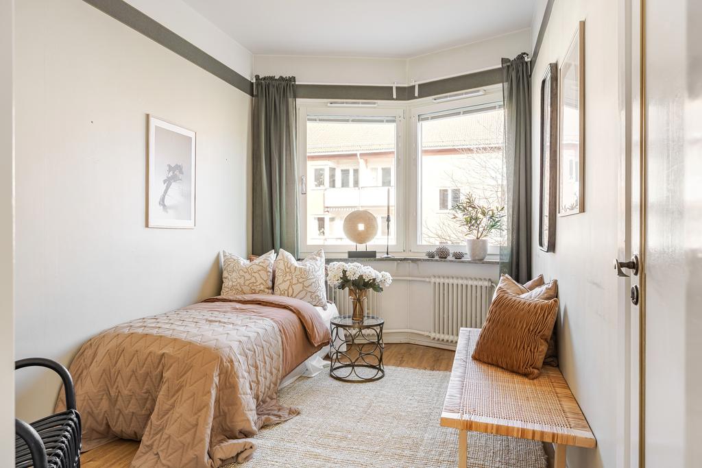 Sovrum 2 med laminatgolv och burspråk.