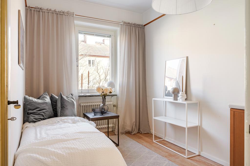 Sovrum 3 med laminatgolv. Tidigare ett kök och v/a finns kvar. 