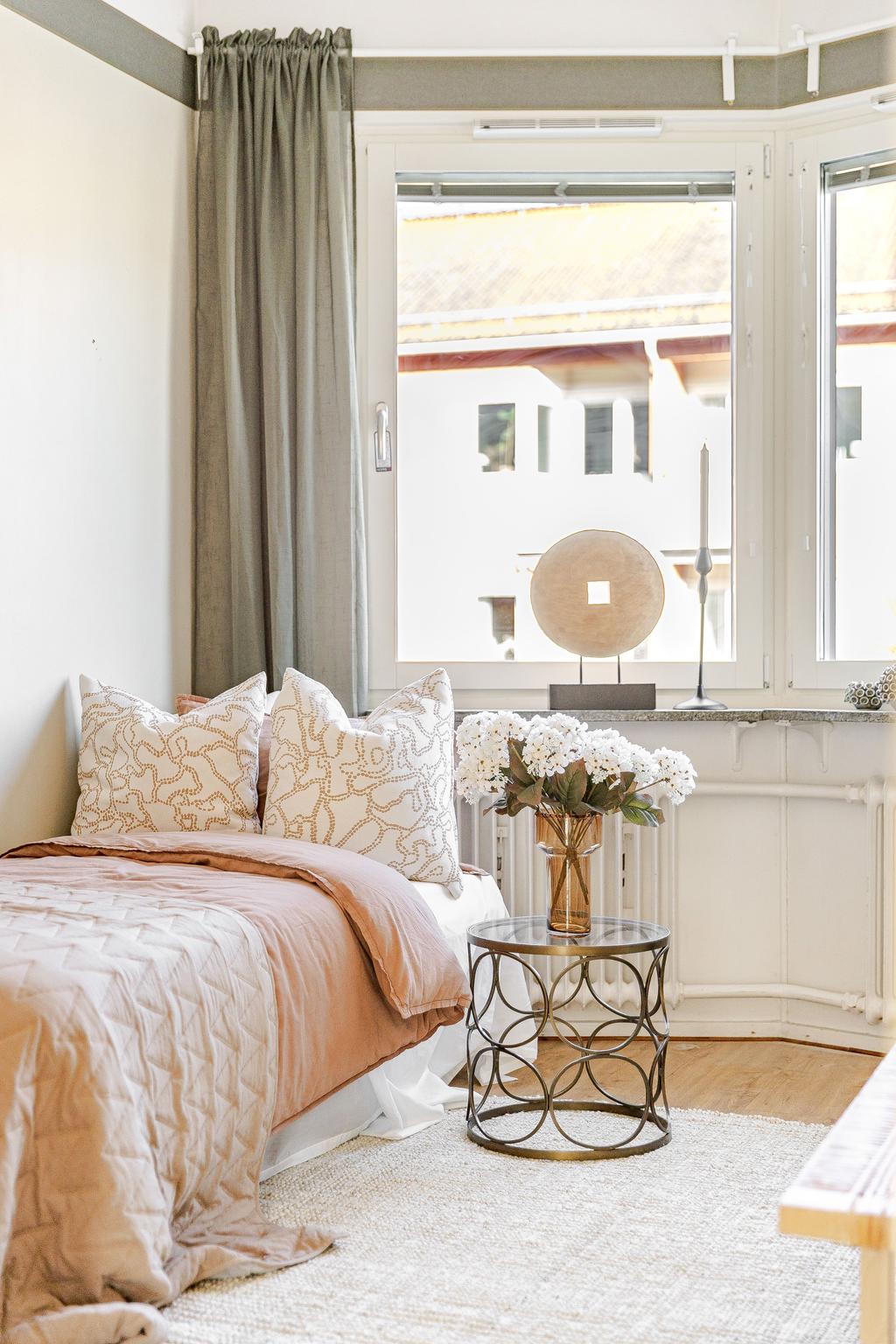 Burspråk i två rum som sprider fint ljus.