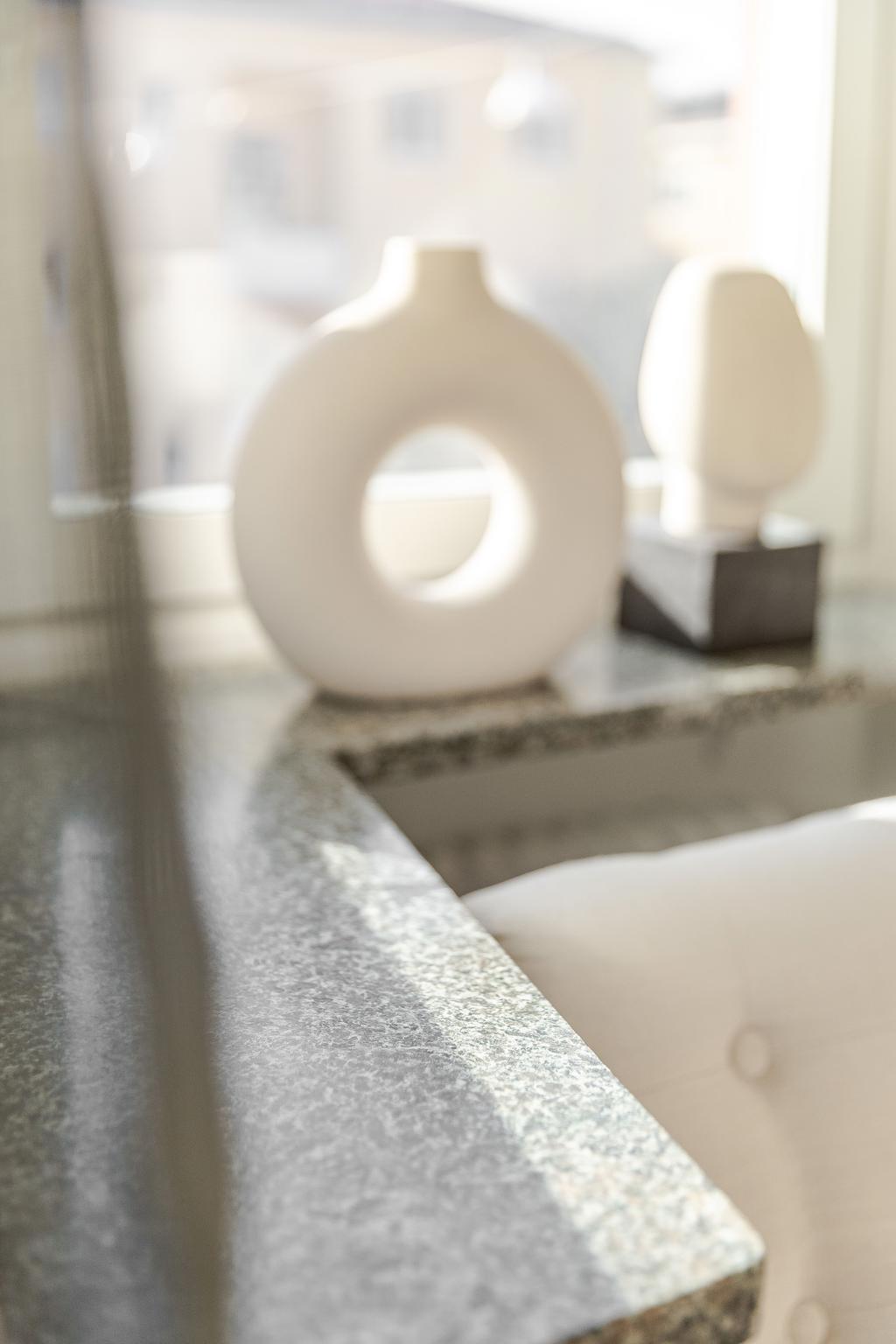 Fönsterbänkar i marmor.