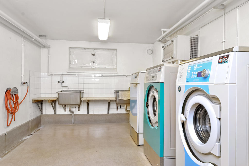 Tvättstuga i samma hus som lägenheten.