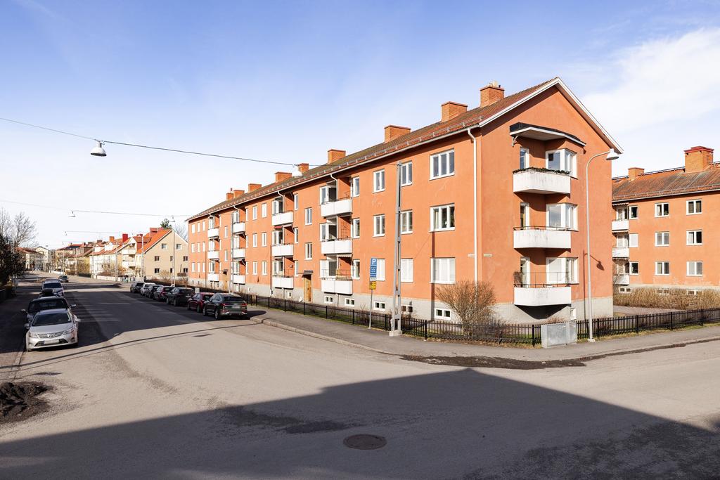 Eftertraktat läge i Klingsberg. Gångavstånd till city. 