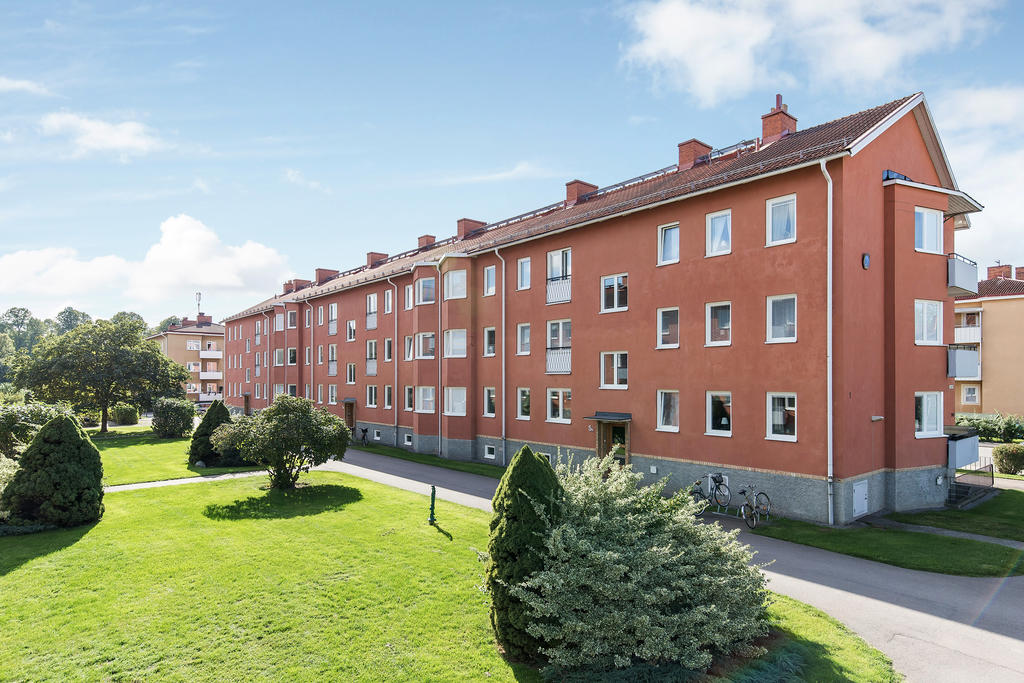 Till lägenheten medföljer fyra st källarförråd.