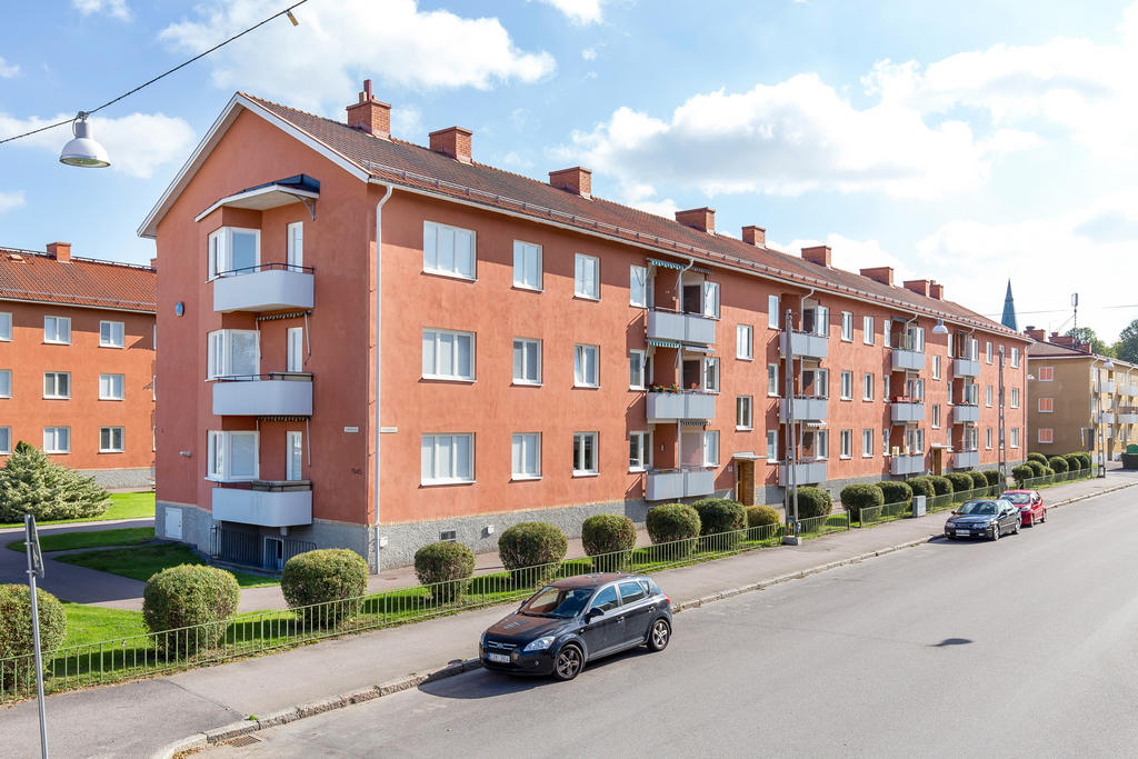 I avgiften ingår värme, vatten, kabel-TV och hushållsel.