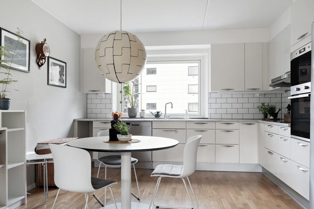 Stort fönster med högt sluttningsläge