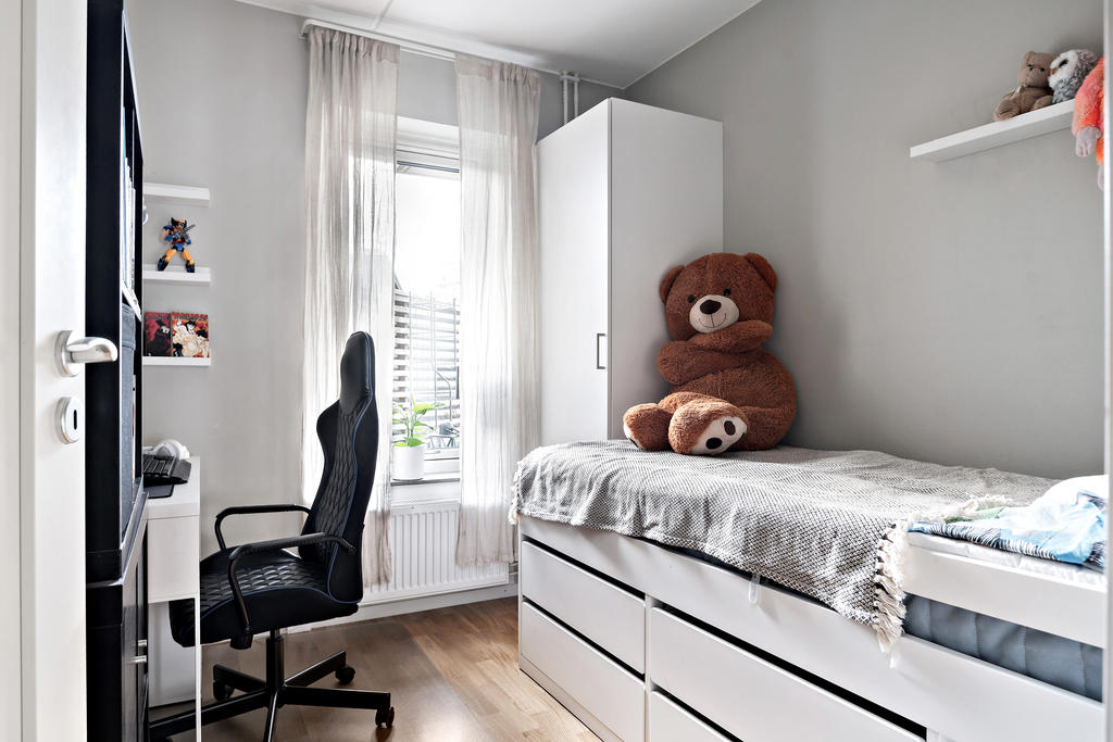 Bostadens andra sovrum, även här med förvaringsutrymme