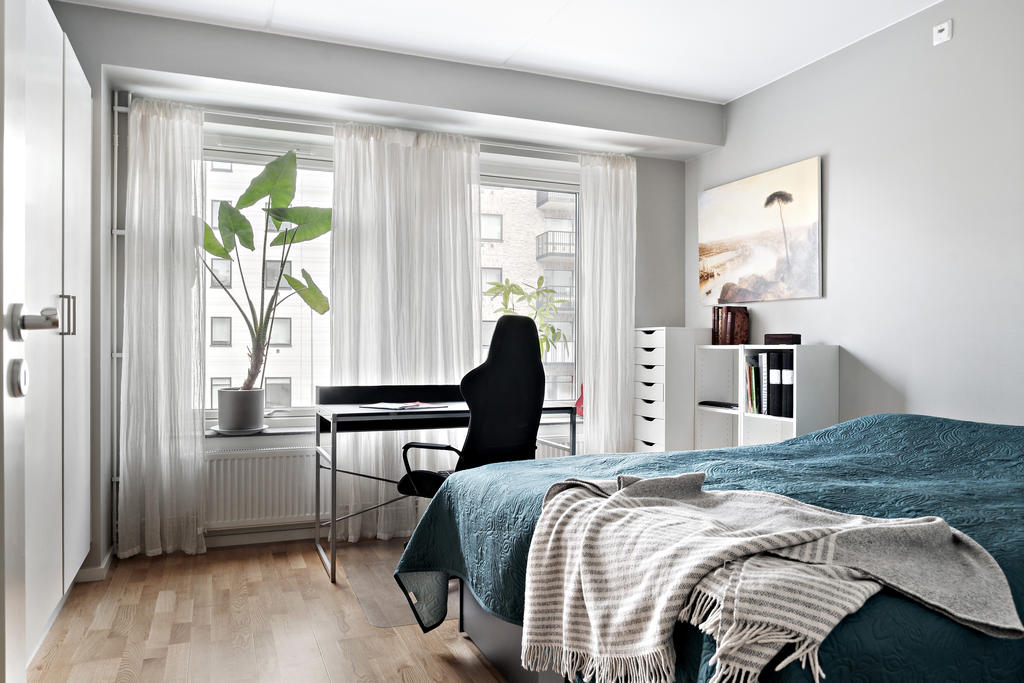 Master bedroom med störa fönster och bra förvaring