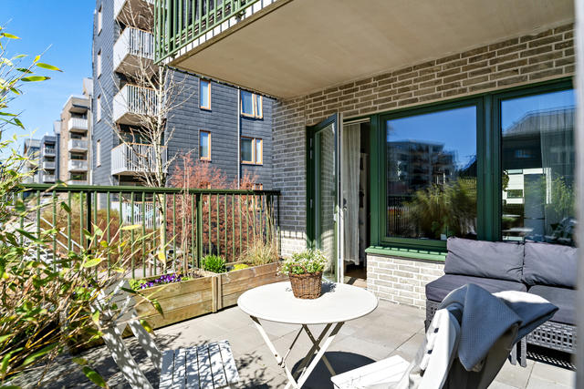 Välkomna till Berguven 30, en trivsam trea i bekvämt markplan!