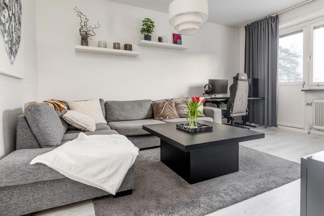 Vardagsrum med utgång till balkong