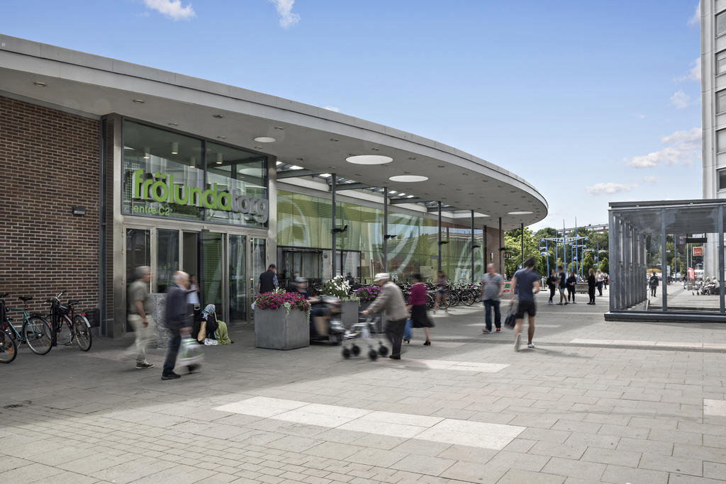 Frölunda Torg ligger på bekvämt av stånd från Korsåsliden