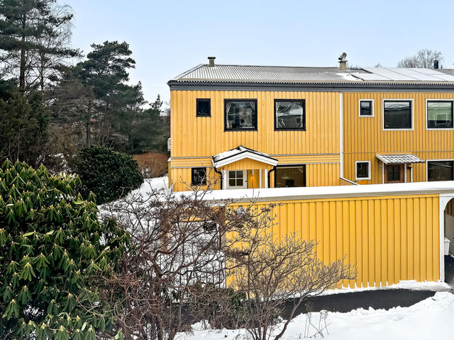 Välkomna till natursköna Korsåsliden. Ett underbart gavelradhus i ett ostört läge intill naturen.  Trädgård mot väster